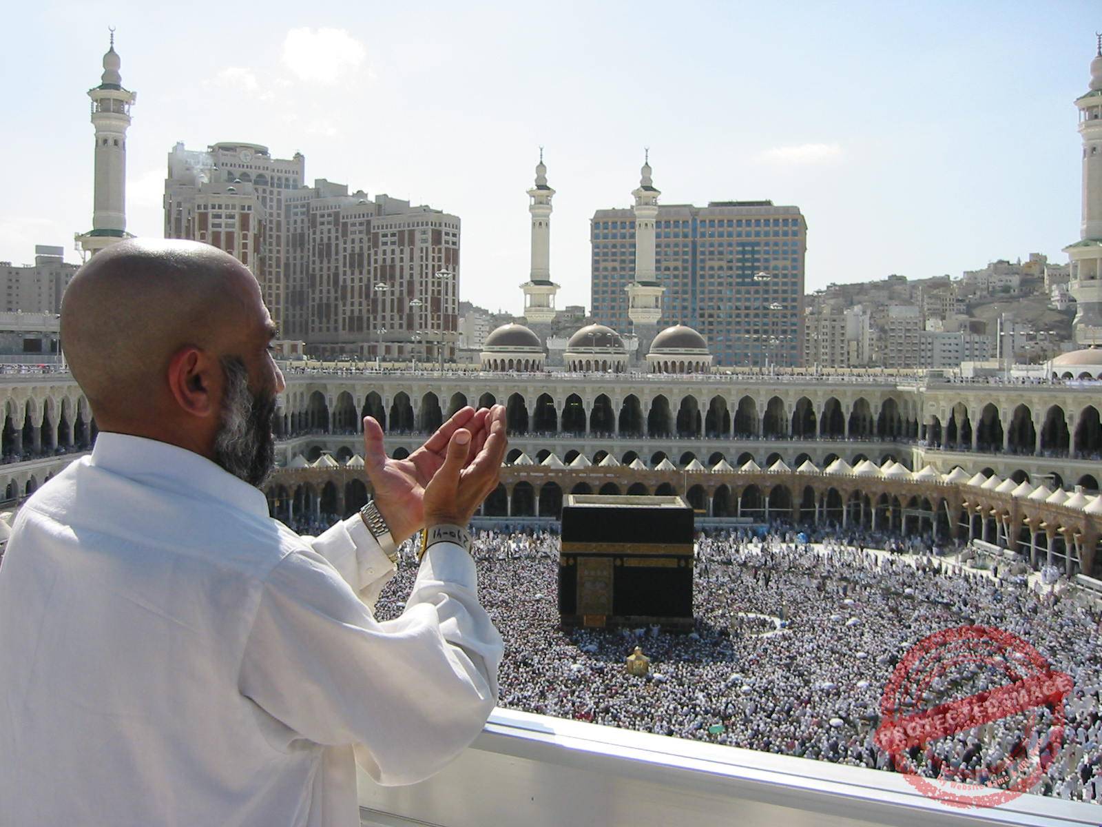 Pilegrimer utfører tawaf rundt Kaba i Den hellige moskeen i Mekka, sett fra et av de øvre planene.