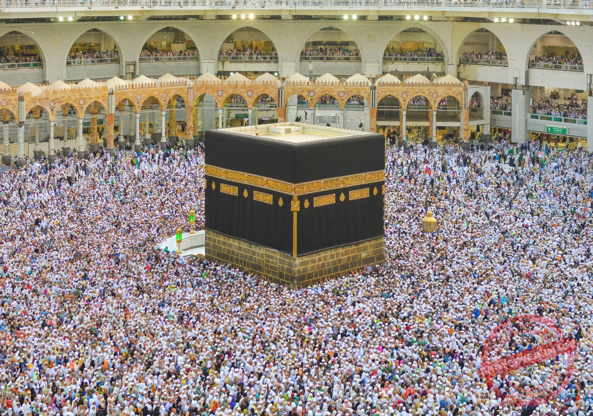 Pilegrimer i hvit ihram utfører tawaf rundt Kaba i Masjid al-Haram i Mekka.