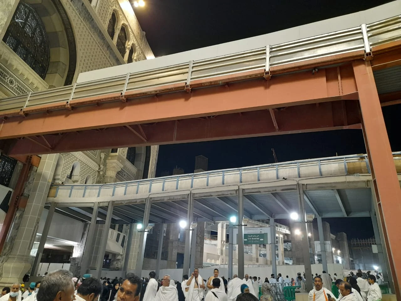 Pilegrimer og familier i Masjid al-Haram i Mekka