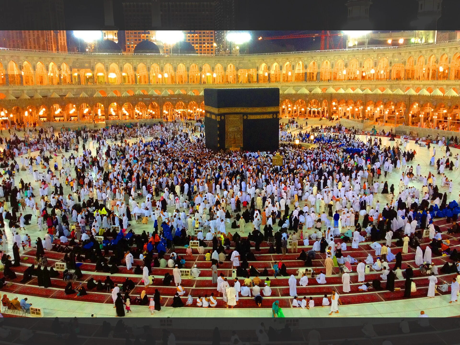 Tawaf rundt Kaba om natten i Masjid al-Haram